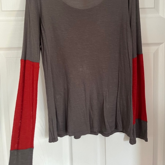 Two-Tone Grey and Maroon Long-Sleeve Top - Picture 4 of 4